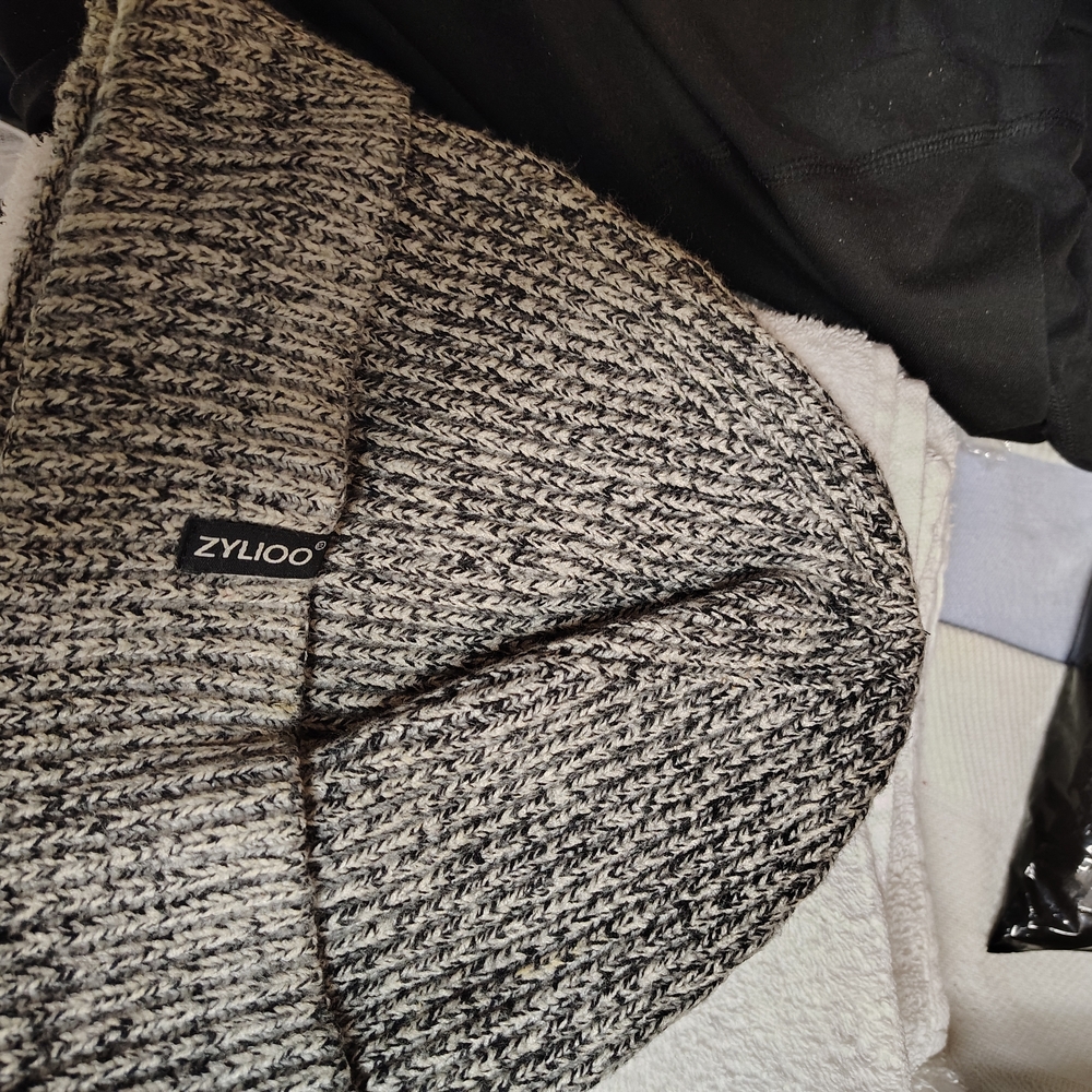 Zylioo Black and White Knit Beanie
